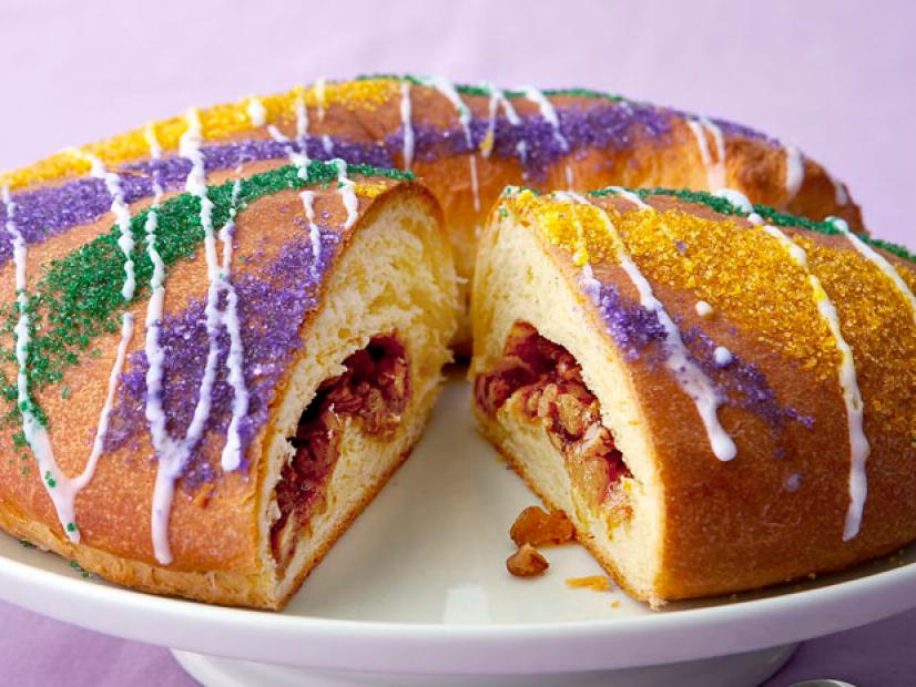 It’s that special time of year where everyone puts away their Christmas decorations and start decorating for Carnival Season and also looking for the best king cakes in New Orleans!